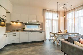 Fine Chalet near Water with Woodfired Hot Tub