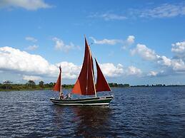Cozy Chalet Right on the Water in Friesland