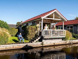 Cozy Chalet Right on the Water in Friesland