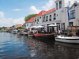 Cozy Chalet Right on the Water in Friesland
