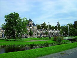 Bungalow With a Terrace Near the Sneekermeer