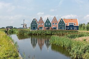 Lakeside Villa in Volendam