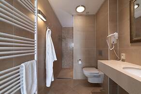 Holiday Home With Whirlpool Quiet Area in Zeeland