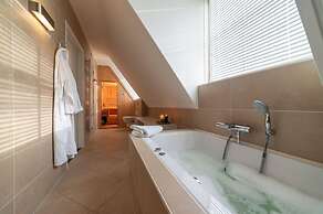 Holiday Home With Whirlpool Quiet Area in Zeeland