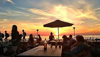 Spacious Lodge With 2 Bathrooms, Near the Sea