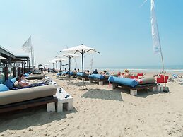 Spacious Lodge With 2 Bathrooms, Near the Sea