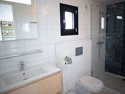 Spacious Lodge With 2 Bathrooms, Near the Sea