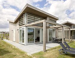 Detached Luxurious Lodge With Washingmachine, Near the Beach