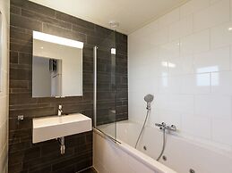 Thatched Holiday Home With two Bathrooms Near the Sea