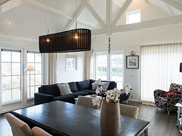 Thatched Holiday Home With two Bathrooms Near the Sea