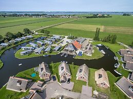 Thatched Water Villa With Microwave, in the Sneekermeer Area