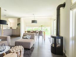 Thatched Water Villa With Microwave, in the Sneekermeer Area