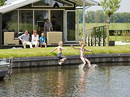Thatched Water Villa With Microwave, in the Sneekermeer Area