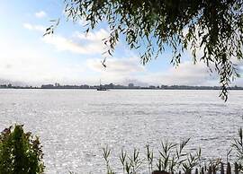 Lakeside Villa Near Sneekermeer