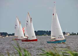 Lakeside Villa Near Sneekermeer