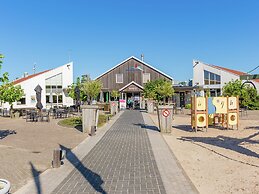 Well-kept Bungalow With Dishwasher Near the Beach