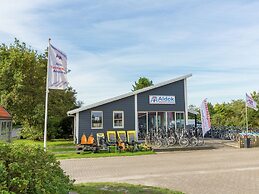 Well-kept Bungalow With Dishwasher Near the Beach