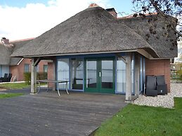 Stylish Thatched Villa with 2 Bathrooms near Giethoorn