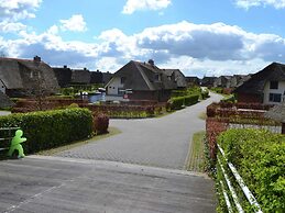 Stylish Thatched Villa with 2 Bathrooms near Giethoorn