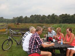 Stylish Thatched Villa with 2 Bathrooms near Giethoorn