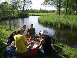 Stylish Thatched Villa with 2 Bathrooms near Giethoorn