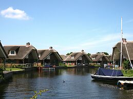 Stylish Thatched Villa with 2 Bathrooms near Giethoorn