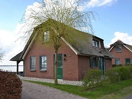 Stylish Thatched Villa with 2 Bathrooms near Giethoorn