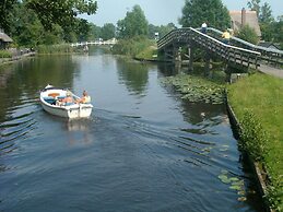 Stylish Thatched Villa with 2 Bathrooms near Giethoorn