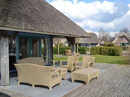 Stylish Thatched Villa with 2 Bathrooms near Giethoorn