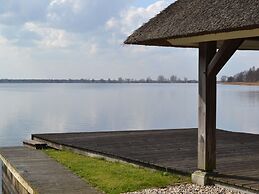 Stylish Thatched Villa with 2 Bathrooms near Giethoorn