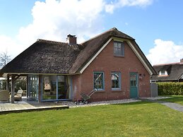 Stylish Thatched Villa with 2 Bathrooms near Giethoorn