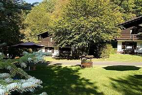 Tidy Furnished Apartment in Wooded Area