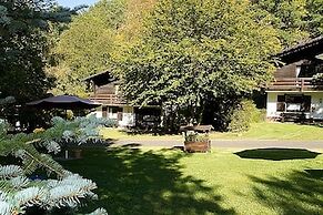 Tidy Furnished Apartment in Wooded Area