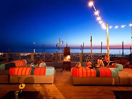 Modified, Modern Lodge Near the Beach