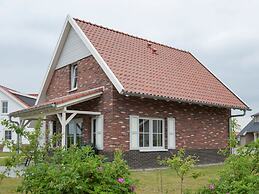 Luxurious Detached Villa With Washer, in De Maasduinen Area