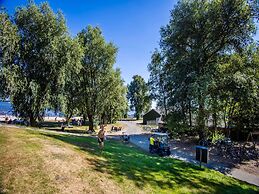 Chalet in Bergumermeer by the Canal