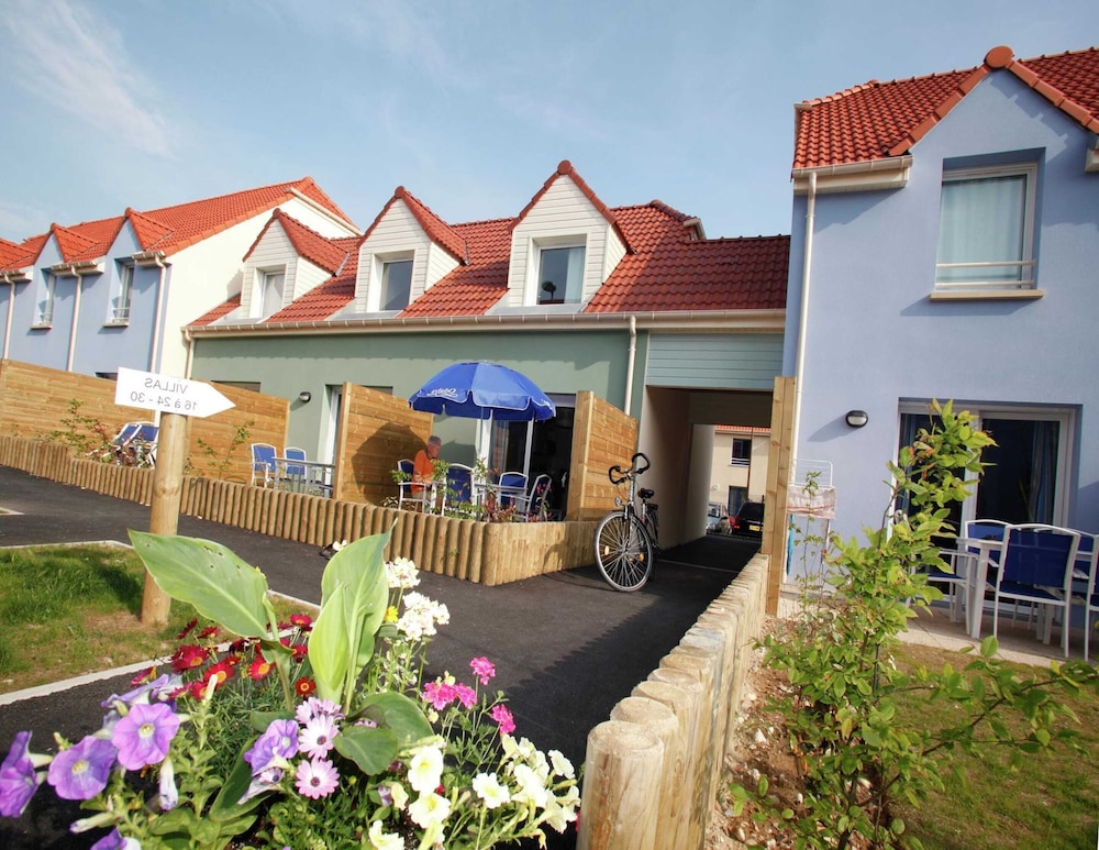 Spacious Coastal Apt w/ Garden