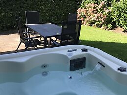 Luxury Holiday Home with Hot Tub at Dutch Coast