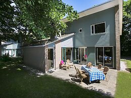 Restyled Holiday Home with 2 Bathrooms near Beach