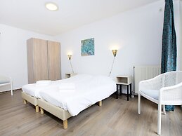 Restyled Holiday Home with 2 Bathrooms near Beach