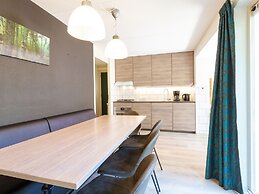Restyled Holiday Home with 2 Bathrooms near Beach