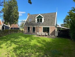Lush Villa with Hot Tub, Private Fenced Garden in Hippolytushoef