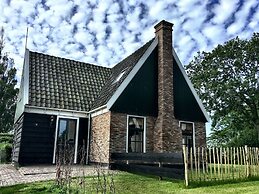 Lush Villa with Hot Tub, Private Fenced Garden in Hippolytushoef