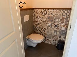 Lush Villa with Hot Tub, Private Fenced Garden in Hippolytushoef