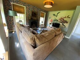 Lush Villa with Hot Tub, Private Fenced Garden in Hippolytushoef