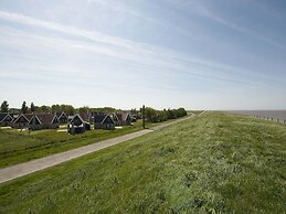 Lush Villa with Hot Tub, Private Fenced Garden in Hippolytushoef