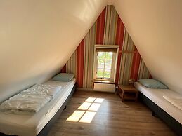 Lush Villa with Hot Tub, Private Fenced Garden in Hippolytushoef