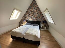 Lush Villa with Hot Tub, Private Fenced Garden in Hippolytushoef