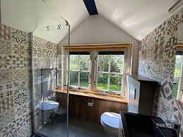 Lush Villa with Hot Tub, Private Fenced Garden in Hippolytushoef