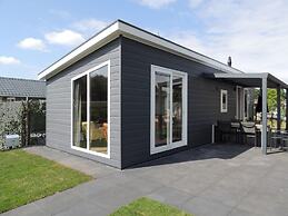 Atmospheric Chalet with Porch near Veluwe